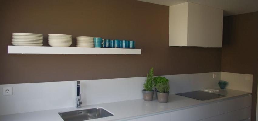 Cocina style contemporaneo color marron, blanco  diseñado por M2 ARQUITECTURA | Arquitecto 