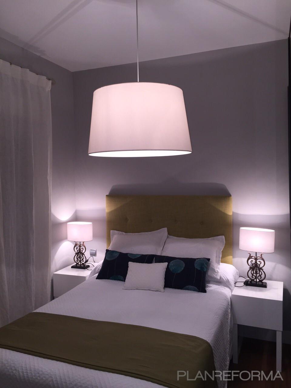 Dormitorio style vanguardista color marron, blanco, gris, gris  diseñado por Reforma Plus Madrid | Gremio 