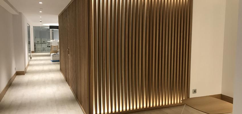 Recibidor, Vestibulo, Pasillo Estilo contemporaneo Color ocre, blanco, bronce  diseñado por Proconfort | Gremio 