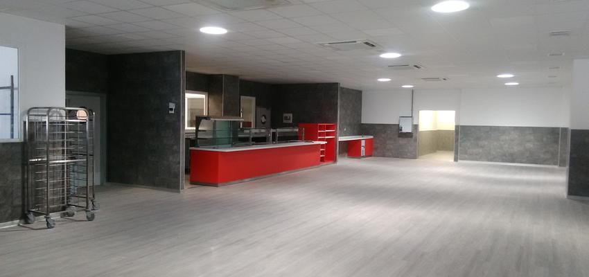 Cocina, Cafeteria Estilo contemporaneo Color rojo, gris, plateado  diseñado por Proconfort | Gremio 