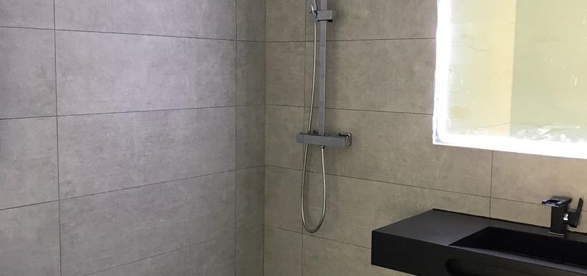 Baño Estilo moderno Color gris, negro  diseñado por Proconfort | Gremio 