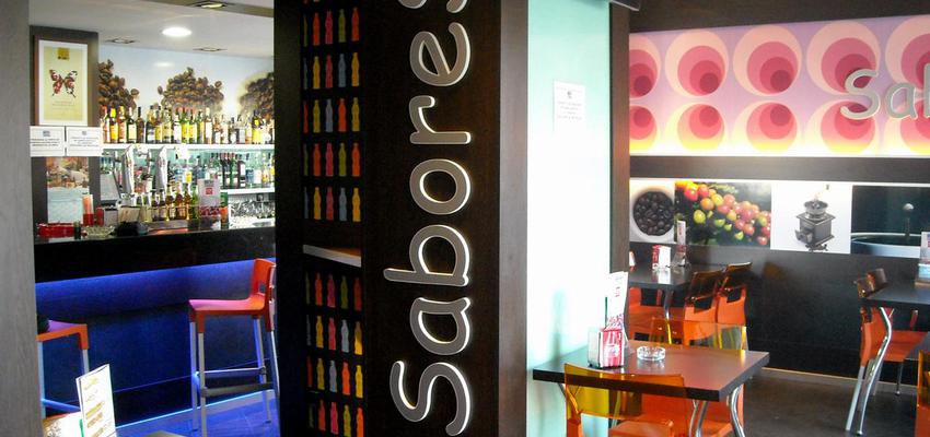 Cafeteria Estilo moderno Color ocre, azul oscuro, negro  diseñado por INTORDESING ARQUITECTURA INTERIORISMO | Interiorista 