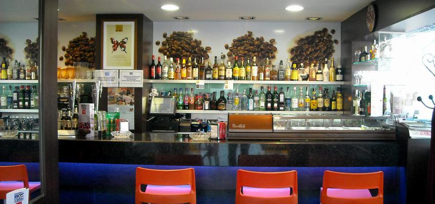 Cafeteria Estilo moderno Color rojo, azul, negro  diseñado por INTORDESING ARQUITECTURA INTERIORISMO | Interiorista 