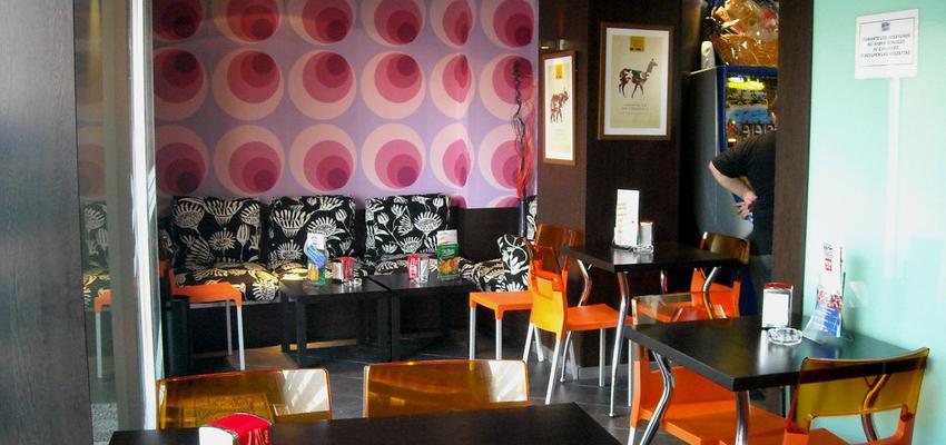 Cafeteria Estilo moderno Color rojo, ocre, azul  diseñado por INTORDESING ARQUITECTURA INTERIORISMO | Interiorista 