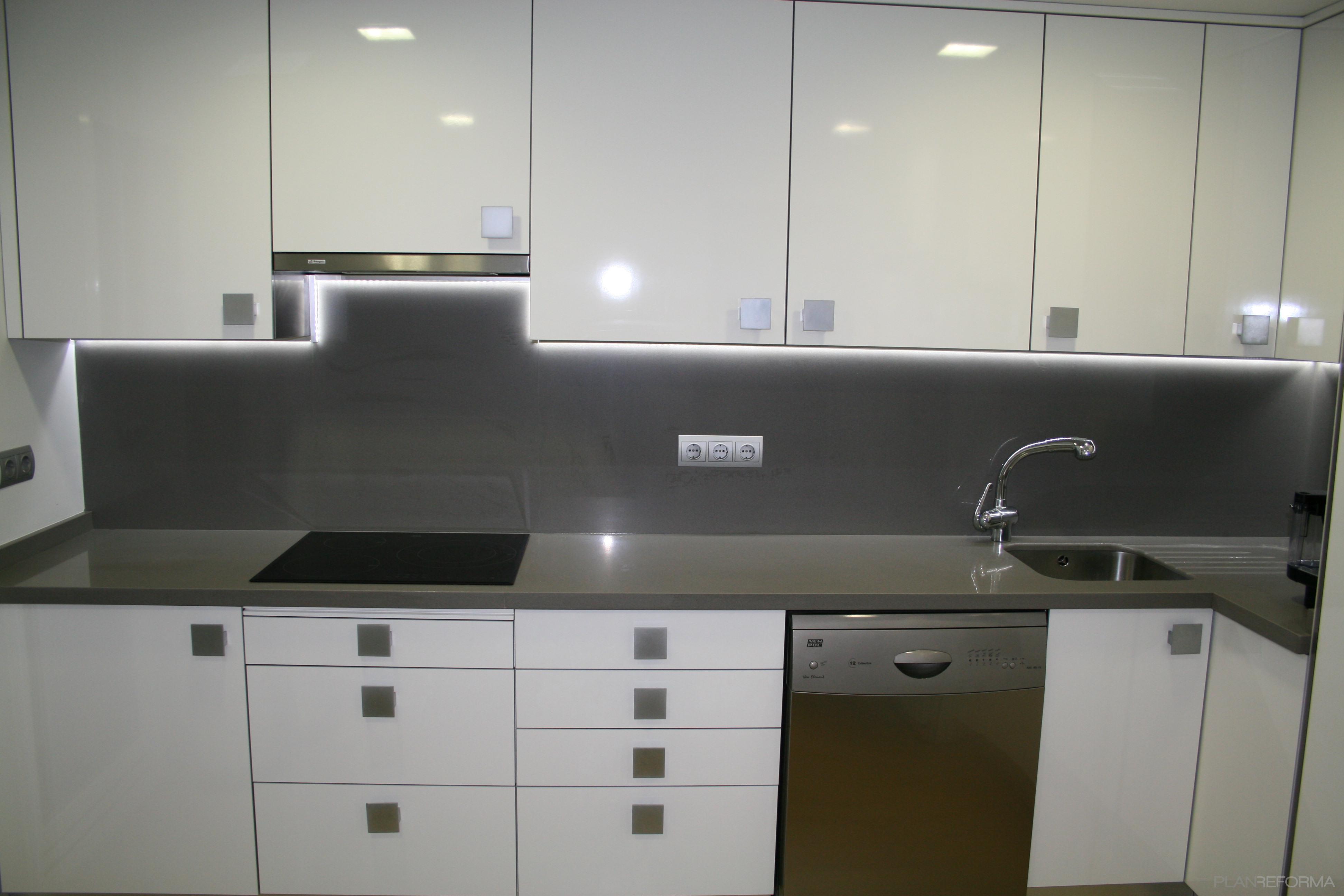 Cocina style moderno color blanco, gris, plateado  diseñado por Climahogar Daganzo | Gremio 
