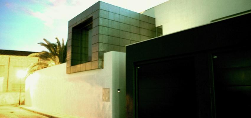 Exterior style moderno color blanco, gris, negro  diseñado por SkyLight Design Architecture | Arquitecto 