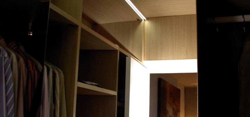 Vestidor style contemporaneo color beige, blanco  diseñado por SkyLight Design Architecture | Arquitecto 