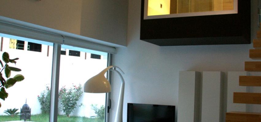 Salon, Escalera style moderno color marron, blanco  diseñado por SkyLight Design Architecture | Arquitecto 