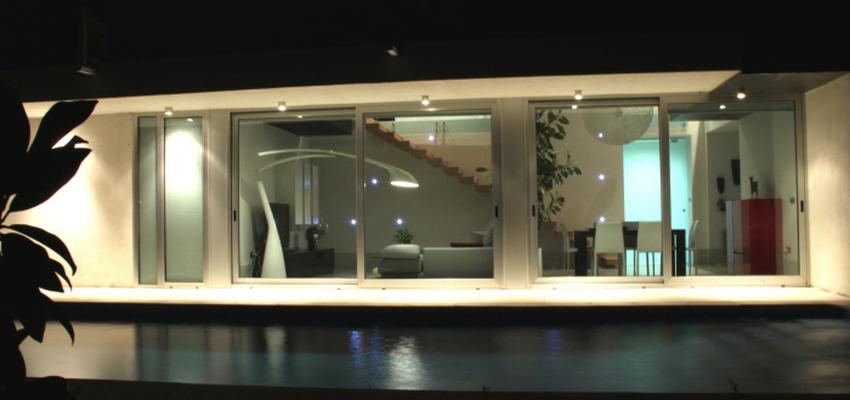 Piscina, Exterior style moderno color gris  diseñado por SkyLight Design Architecture | Arquitecto 