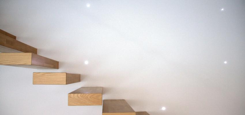 Escalera style moderno color marron, blanco  diseñado por SkyLight Design Architecture | Arquitecto 