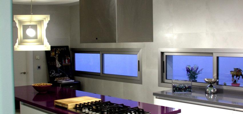 Cocina style moderno color violeta, blanco, gris  diseñado por SkyLight Design Architecture | Arquitecto 