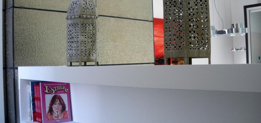 Salon style moderno color blanco, gris  diseñado por SkyLight Design Architecture | Arquitecto 