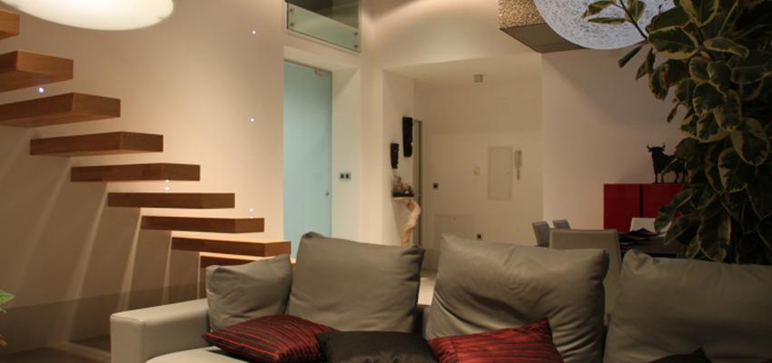 Salon, Escalera style moderno color beige, marron, marron  diseñado por SkyLight Design Architecture | Arquitecto 