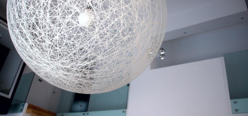 Salon style moderno color blanco  diseñado por SkyLight Design Architecture | Arquitecto 