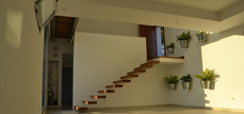 Recibidor, Escalera style contemporaneo color marron, blanco  diseñado por Javier Cantos, Arquitecto | Arquitecto 