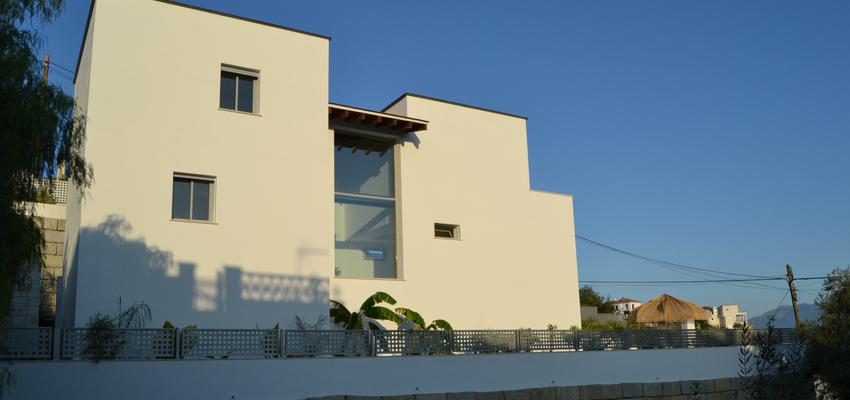Exterior style moderno color marron, blanco  diseñado por Javier Cantos, Arquitecto | Arquitecto 