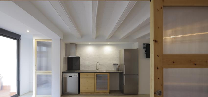 Cocina Estilo contemporaneo Color marron, gris, plateado  diseñado por TRANSVERSAL ARQUITECTOS | Arquitecto | Copyright Adriá Goula