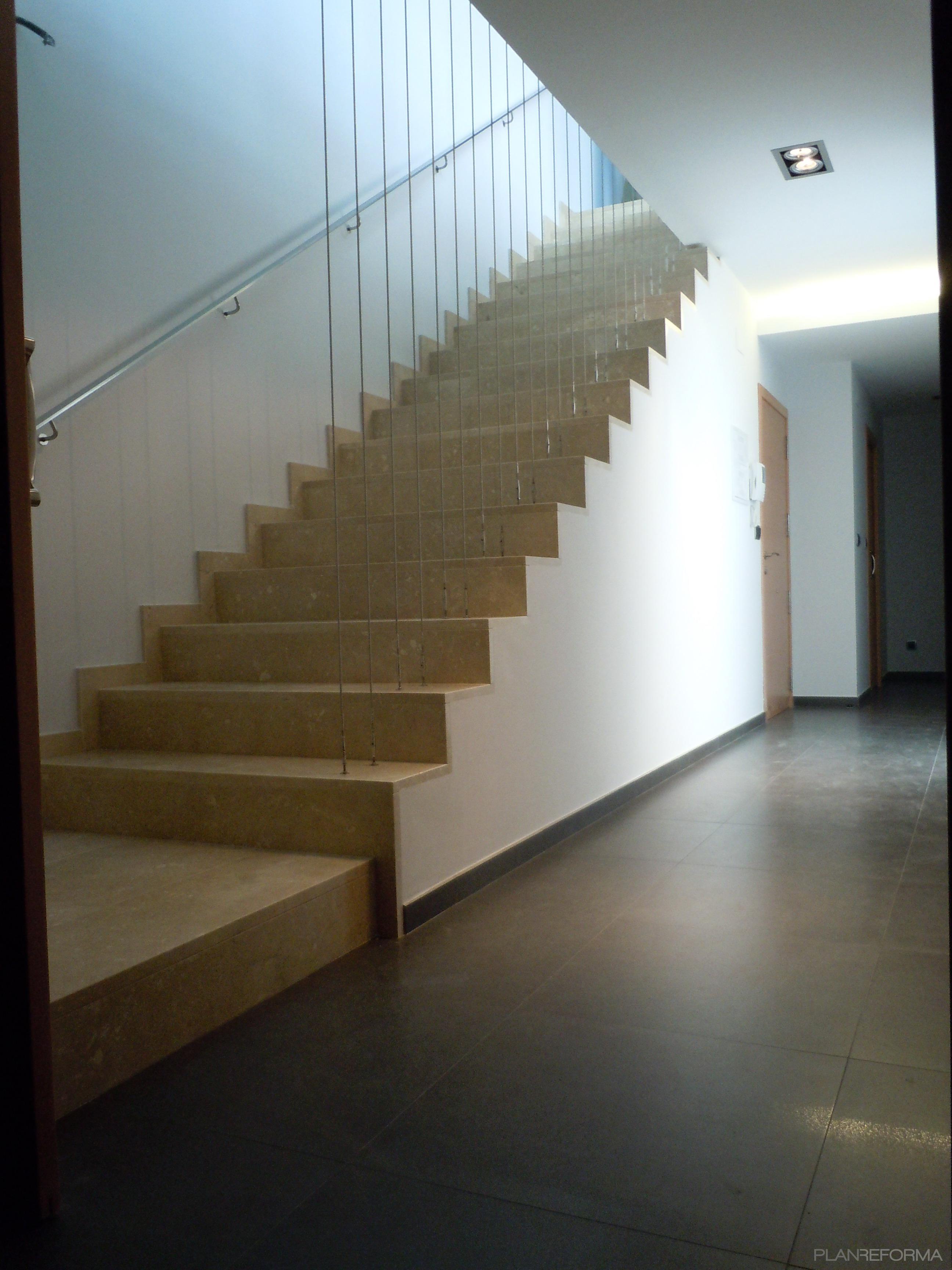 Escalera Estilo contemporaneo Color blanco, gris, gris  diseñado por Francisco Cháfer | Arquitecto 