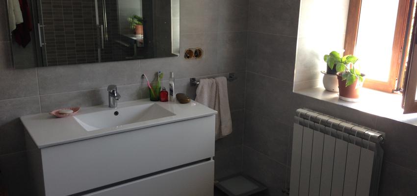 Baño style moderno color marron, blanco, gris  diseñado por Valentin | Gremio 