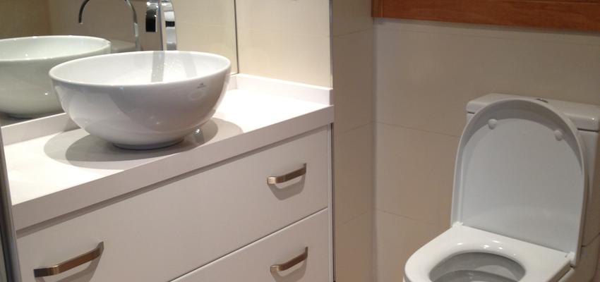 Baño style moderno color beige, marron, blanco  diseñado por Valentin | Gremio 