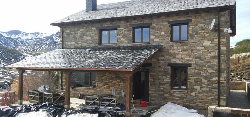 Exterior Estilo rustico Color marron, gris, plateado  diseñado por CUFA S.L. | Gremio | Copyright Cufa.es