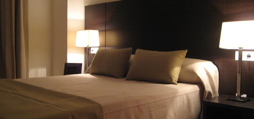 Dormitorio, Hotel style moderno color marron, bronce  diseñado por ISRAEL DE BUNES ALONSO | Interiorista | Copyright PROYECTOS DIAZ