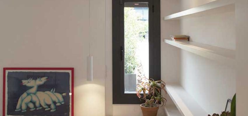 Sala de la TV, Salon Estilo contemporaneo Color marron, blanco, gris  diseñado por MANGRANA ARQUITECTES | Arquitecto 