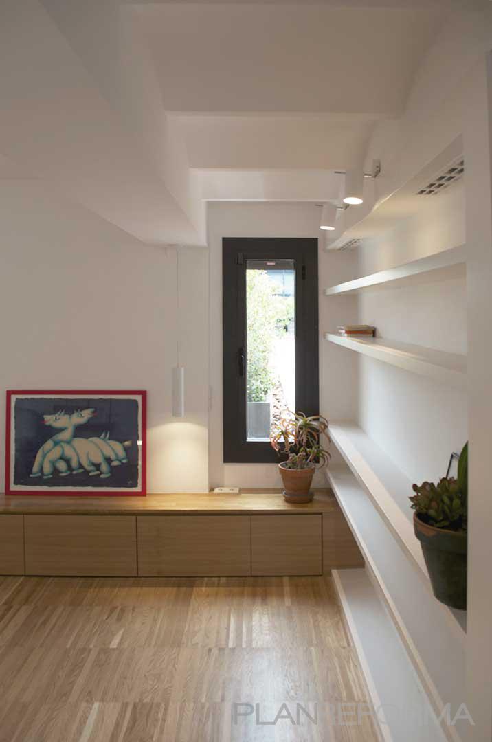 Sala de la TV, Salon Estilo contemporaneo Color marron, blanco, gris  diseñado por MANGRANA ARQUITECTES | Arquitecto 