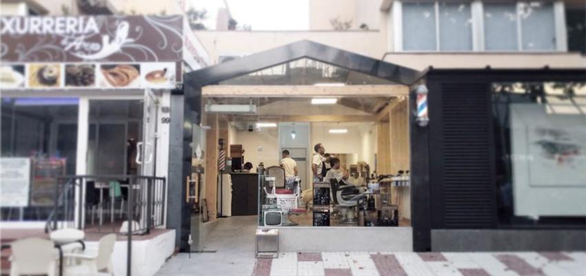 Tienda, Galería, Salón de belleza Estilo contemporaneo Color marron, gris, negro  diseñado por MANGRANA ARQUITECTES | Arquitecto 