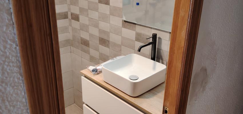 Baño Estilo mediterraneo Color verde, azul, azul oscuro  diseñado por Luis jesus | Reformista, constructor 