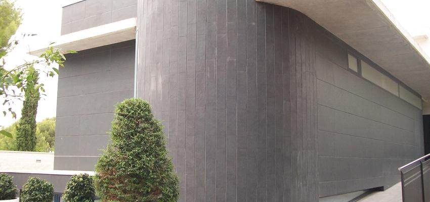 Exterior Estilo moderno Color rojo, gris  diseñado por Construccions Cervera Castells sl | Gremio | Copyright Imagen de nuestra propiedad