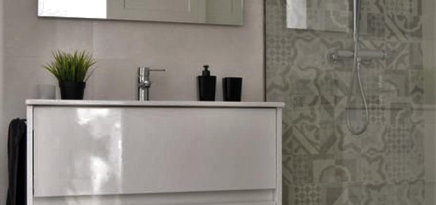 Baño Estilo moderno Color gris, plateado  diseñado por Construccions Cervera Castells sl | Gremio | Copyright Construccions Cervera Castells sl