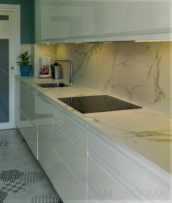 Cocina Estilo moderno Color gris, gris, plateado