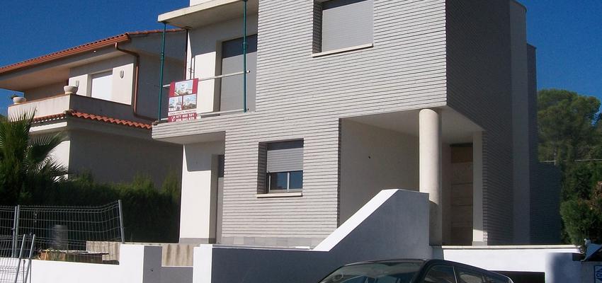 Terraza, Porche, Exterior Estilo moderno Color rojo  diseñado por Construccions Cervera Castells sl | Gremio | Copyright Construccions Cervera Castells sl