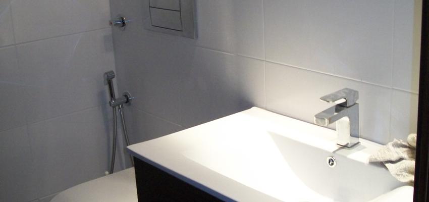 Baño Estilo moderno Color marron, marron, blanco  diseñado por Construccions Cervera Castells sl | Gremio | Copyright Construccions Cervera Castells sl