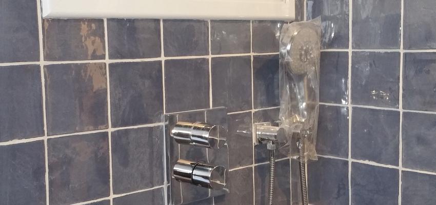 Baño Estilo mediterraneo Color azul oscuro, blanco, plateado  diseñado por David Fernández Mora | Gremio | Copyright SOY PROPIETARIO