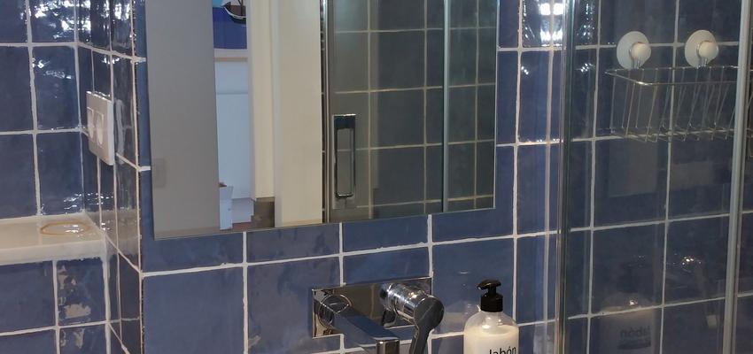 Baño Estilo mediterraneo Color marron, azul oscuro, plateado  diseñado por David Fernández Mora | Gremio | Copyright SOY PROPIETARIO