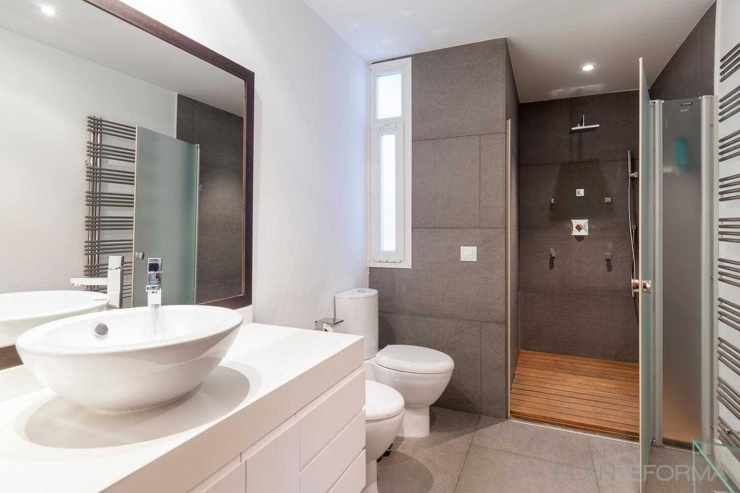 Baño Estilo moderno Color blanco, gris, gris