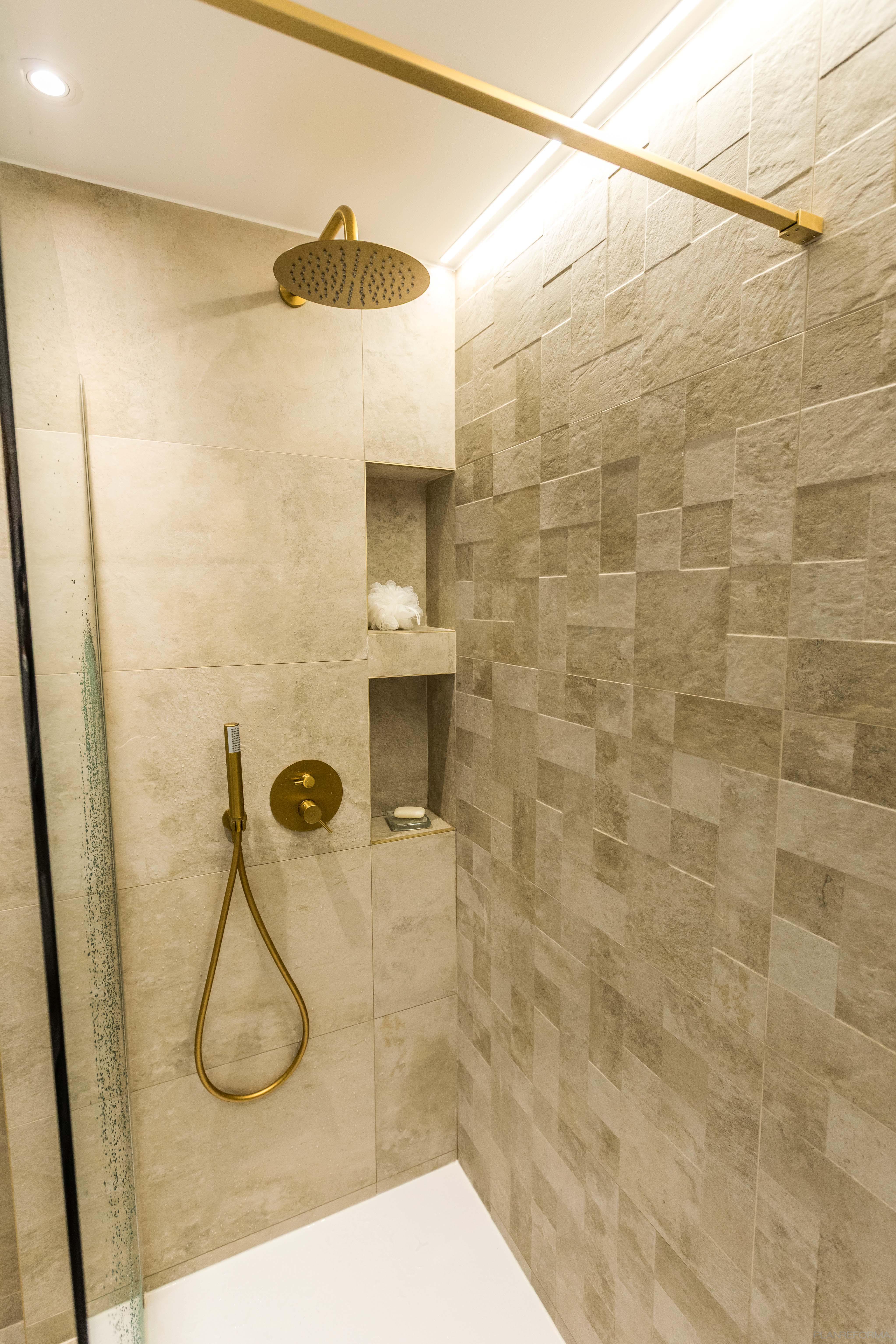 Baño Estilo contemporaneo Color naranja, beige, dorado  diseñado por Reformando Madrid | Reformista, constructor 