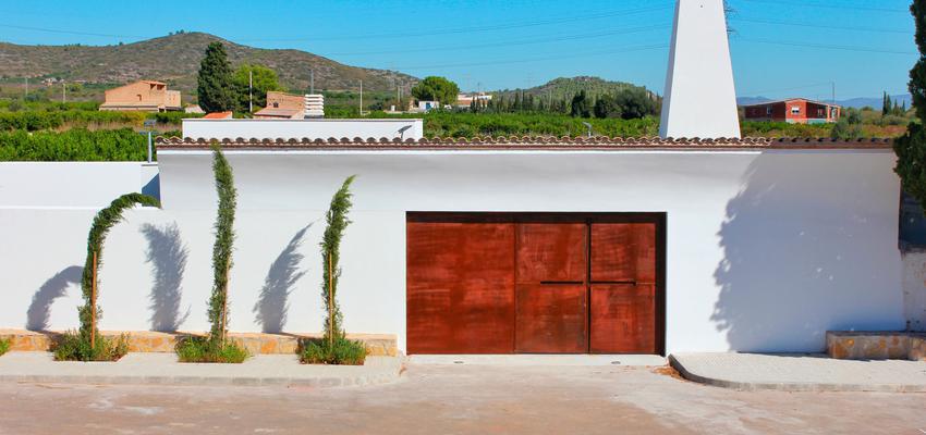 Exterior Estilo contemporaneo Color rojo, turquesa, marron  diseñado por Juncos Redondo Arquitectos | Arquitecto | Copyright Fotografía hecha por el estudio Juncos Redondo Arquitectos