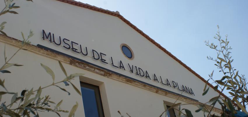 Exterior style rustico color blanco  diseñado por Mireia Cid Robledo | Arquitecto 