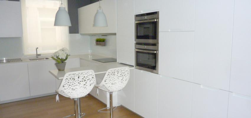 Cocina style moderno color beige, blanco, gris  diseñado por Nuria | Arquitecto 