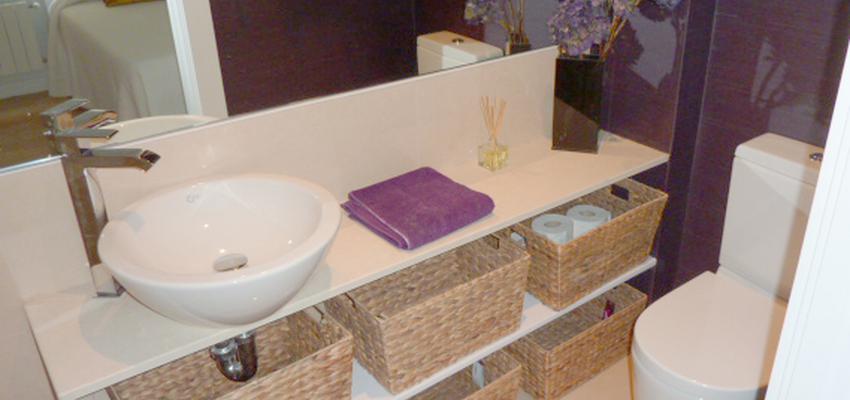 Baño style moderno color violeta, beige, blanco  diseñado por Nuria | Arquitecto 