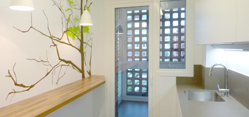 Cocina style moderno color verde, marron, beige, blanco  diseñado por Nuria | Arquitecto 