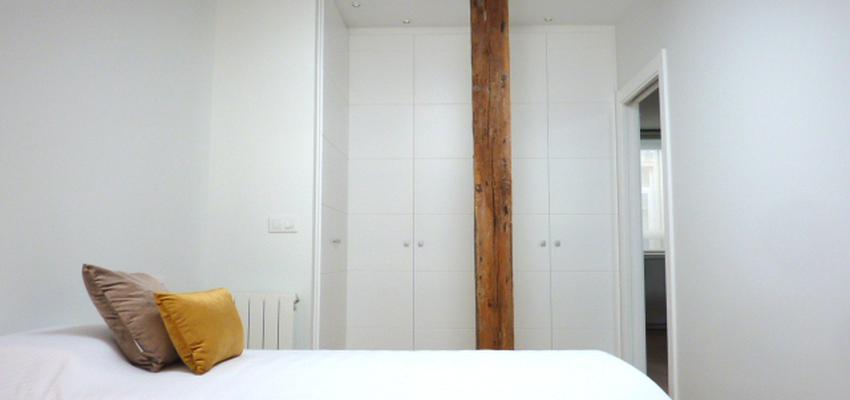 Dormitorio style contemporaneo color ocre, marron, blanco  diseñado por Nuria | Arquitecto 