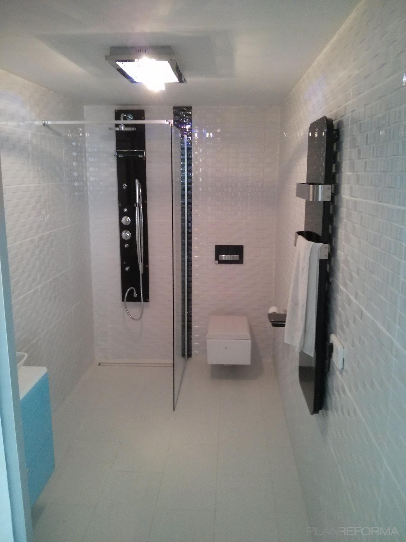 Baño Estilo clasico Color blanco, gris, negro  diseñado por Bob Daniel Nitu | Gremio 