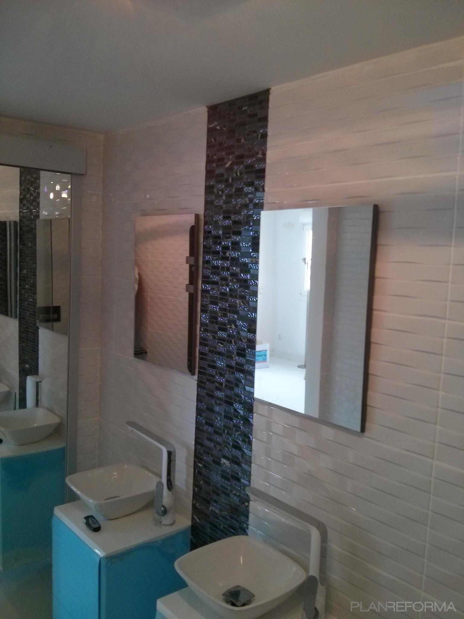 Baño Estilo contemporaneo Color blanco, gris, negro  diseñado por Bob Daniel Nitu | Gremio 