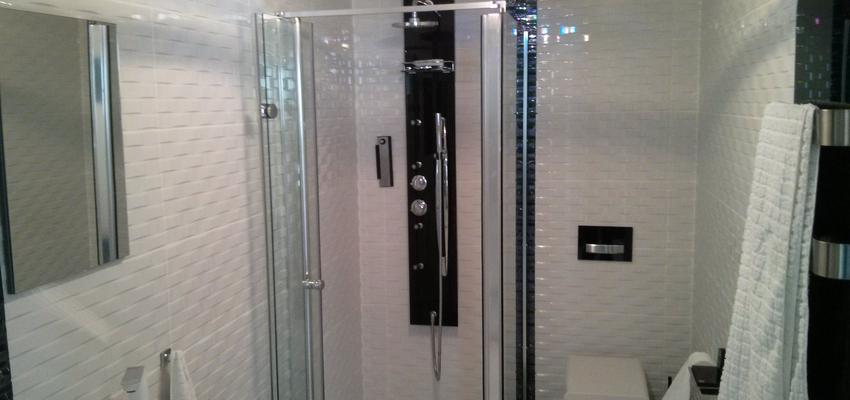 Baño Estilo moderno Color blanco, gris, negro, plateado  diseñado por Bob Daniel Nitu | Gremio 