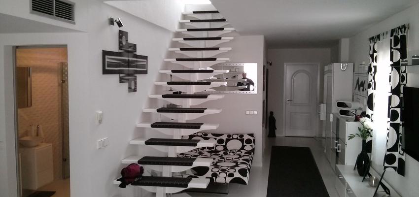 Baño, Dormitorio, Vestibulo, Pasillo, Escalera Estilo kitsch Color blanco, negro  diseñado por Bob Daniel Nitu | Gremio 