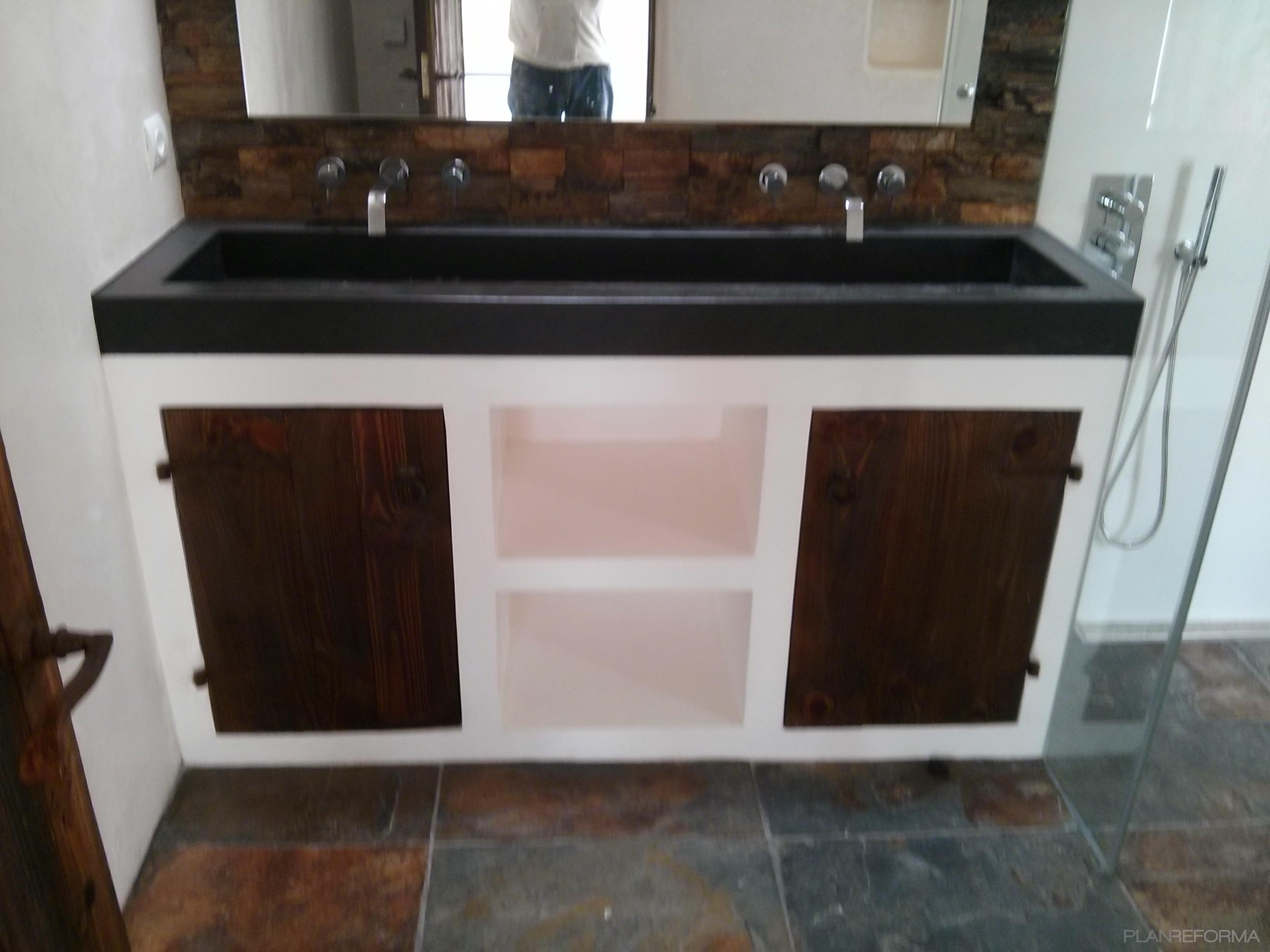 Baño Estilo rustico Color marron, marron, blanco, gris, gris, negro  diseñado por Bob Daniel Nitu | Gremio 
